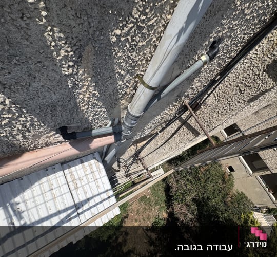 צינורות ומבנה חיצוני עם צללים על הקיר
